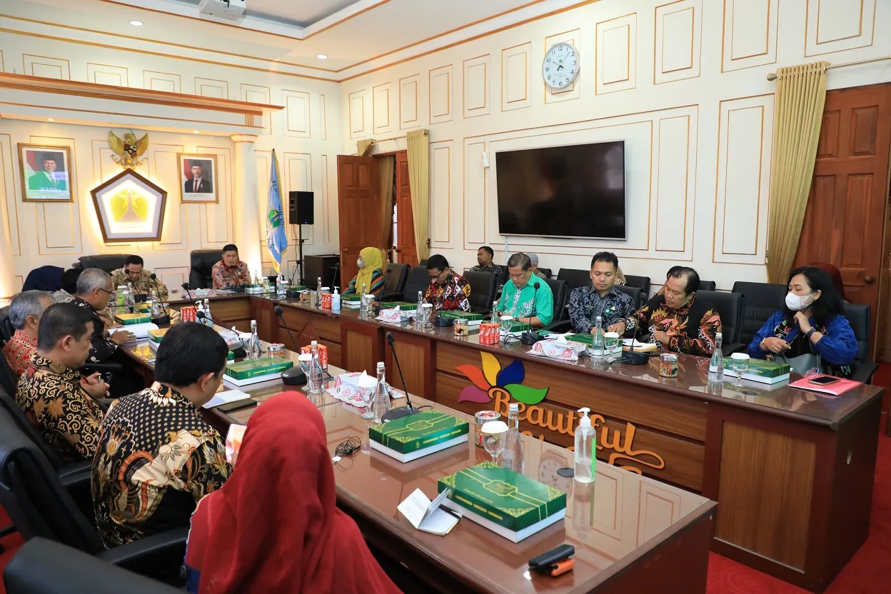 Pj Wali Kota Malang, Iwan Kurniawan memimpin rakor penanganan anak tidak sekolah. (Foto/dok. Prokopim Setda Kota Malang)