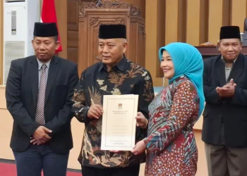 Sanusi dan Lathifah Shohib menerima SK KPU Kabupaten Malang tentang Penetapan Bupati dan Wakil Bupati Malang terpilih. Foto: Aisyah Nawangsari Putri