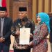 Sanusi dan Lathifah Shohib menerima SK KPU Kabupaten Malang tentang Penetapan Bupati dan Wakil Bupati Malang terpilih. Foto: Aisyah Nawangsari Putri