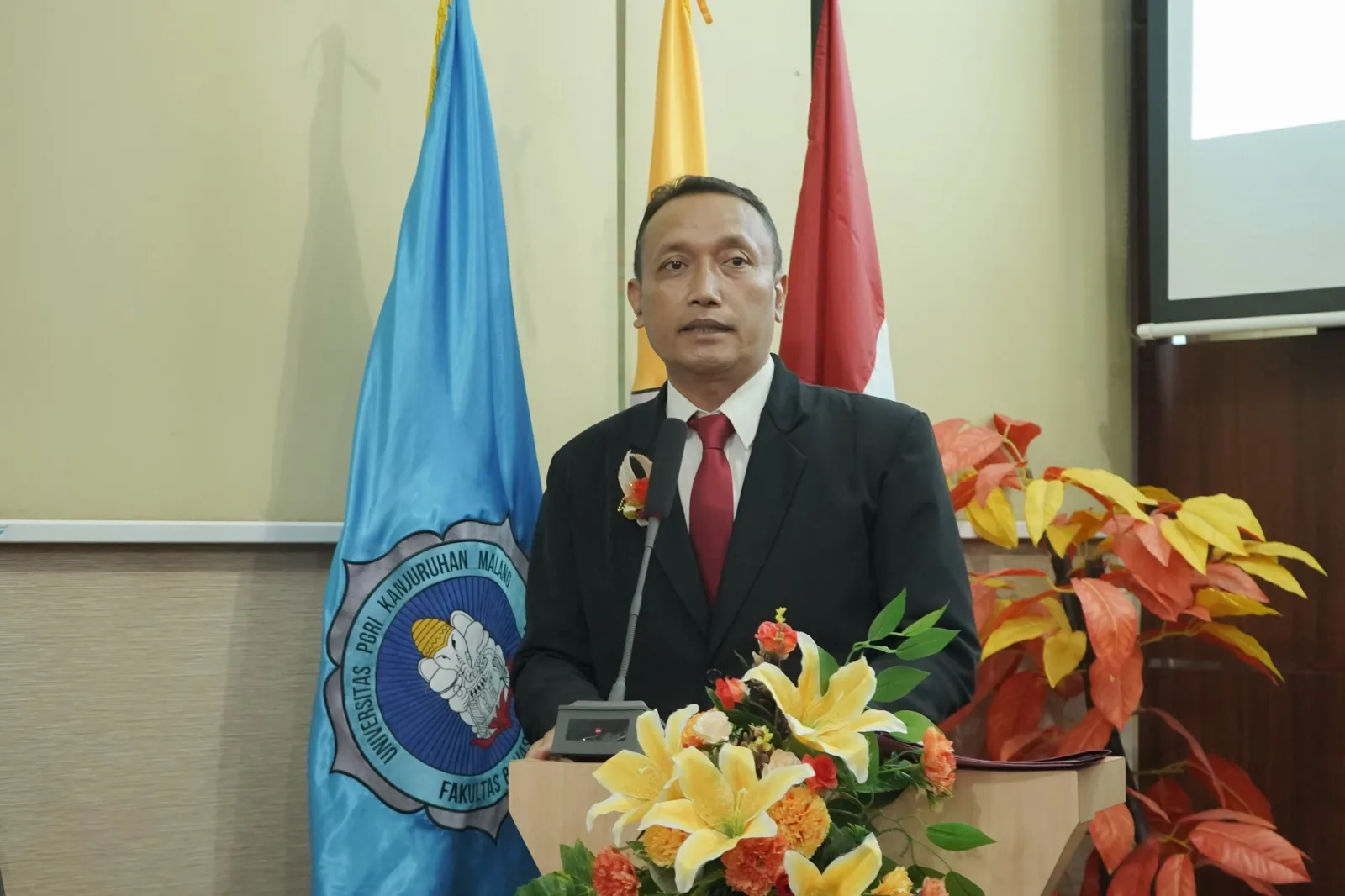 Dekan Fakultas Bahasa dan Sastra Unikama, Dr Teguh Sulistyo memberikan motivasi pada lulusan. (Foto/M Sholeh)