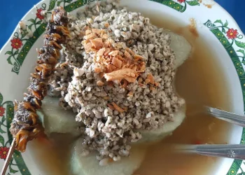 Rekomendasi warung Lontong Kupang di Malang yang terkenal dengan cita rasa gurih dan juga nikmat. /Foto: Google Review Kupang Kraton H.Yanto/Nur Yuliani Elfandari