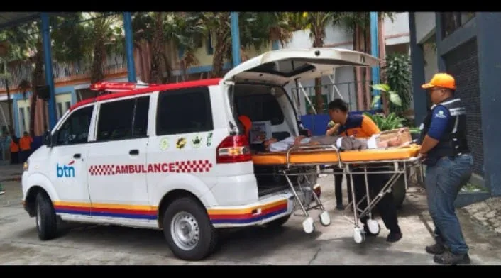 Mobil ambulans saat digunakan dalam simulasi mitigasi bencana alam gempa bumi di SMKN 2 Malang. (Foto/dok. SMKN 2 Malang)