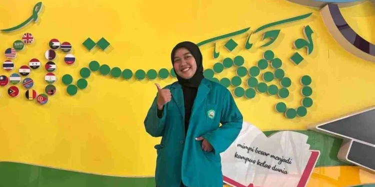 Su'da Huwayda, lulusan terbaik Unisma periode 75 di tahun 2025 yang juga nyambi jadi shadow teacher ABK. Foto: Azmy