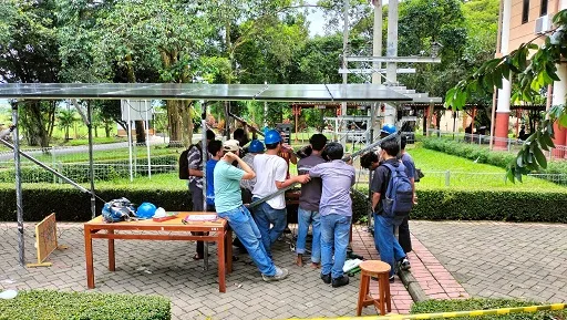 Tim ITN Malang merakit PLTS yang akan dipasang di Ranu Kumbolo. (Foto/dok. ITN Malang)