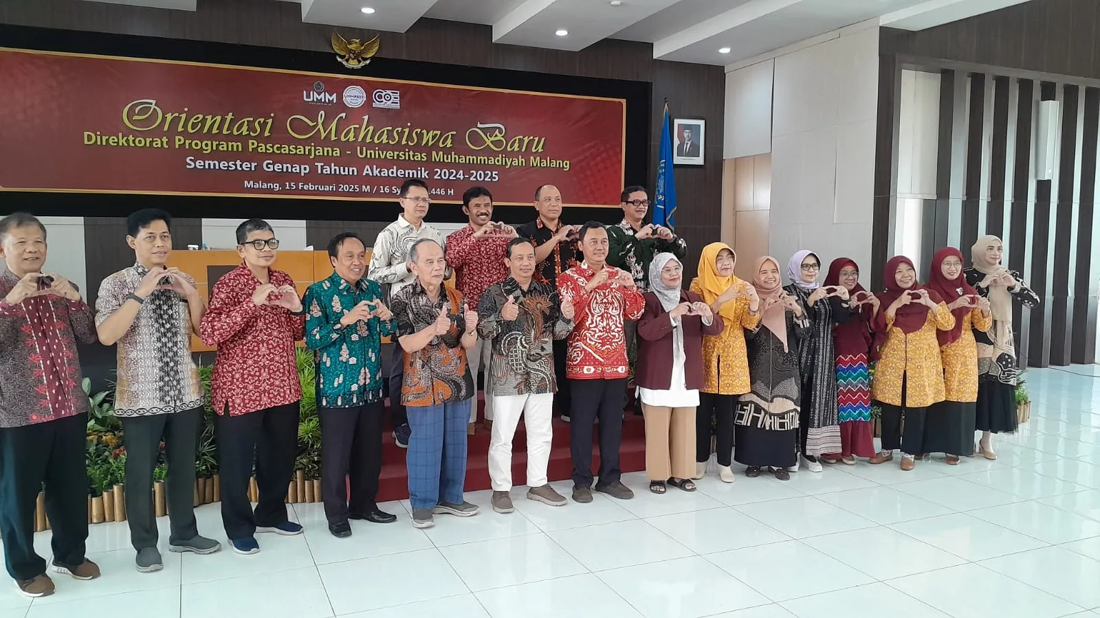 Pose foto bersama Wakil Rektor I UMM, Prof. Akhsabul In'am, Ph.D bersama Direktur Program Pascasarjana UMM, Prof. Latipun, Ph.D beserta jajaran Kaprodi Pascasarjana UMM./Foto: Tugumalang.id/Bagus Rachmad Saputra.