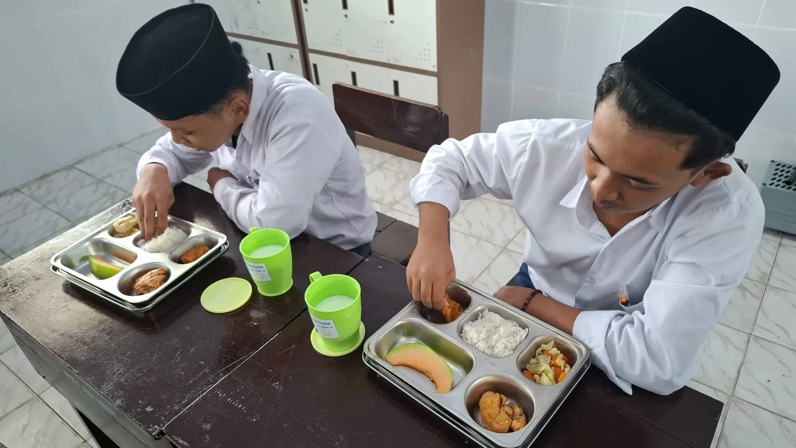 Siswa MTs Annur Bululawang menyantap hidangan MBG dengan segelas susu. Foto: Aisyah Nawangsari Putri