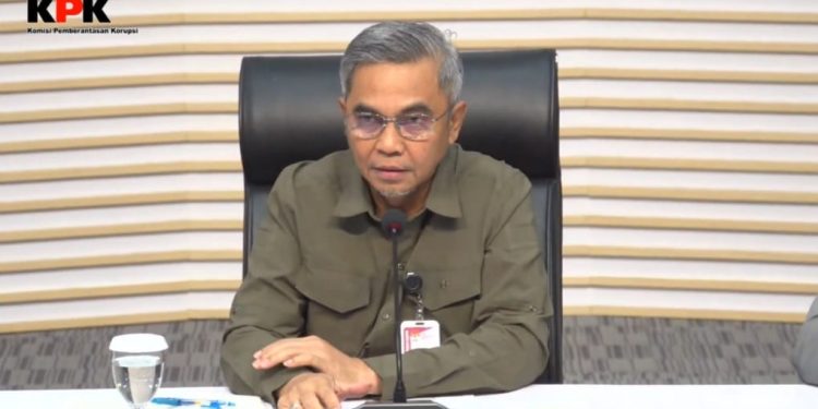 Ketua KPK RI, Setyo Budiyanto memberikan keterangan pers terkait penahanan Sekjen PDIP, Hasto Kristiyanto atas kasus penyuapan dan perintangan penyidikan. /Foto: Tangkapan layar media sosial X, @KPK_RI.
