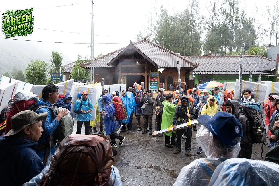 Proses pemasangan PLTS karya ITN Malang di Ranu Kumbolo. (Foto/dok.)