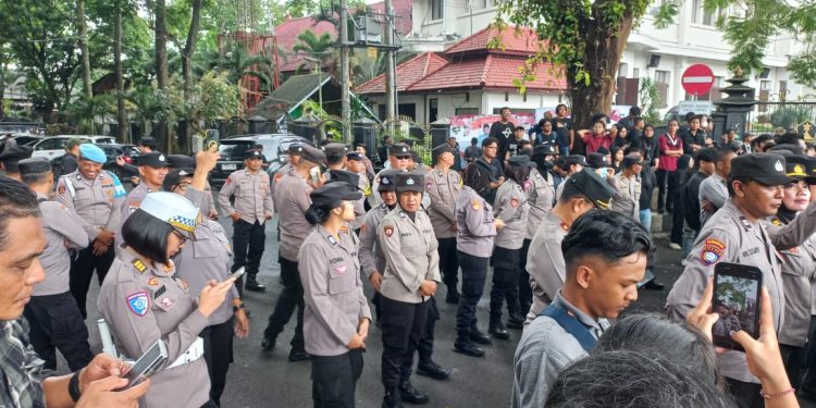 Polisi berbaris melakukan apel sebelum acara unjuk rasa depan DPRD Kota Malang. (Foto: Keshia Putri Susetyo/Magang)