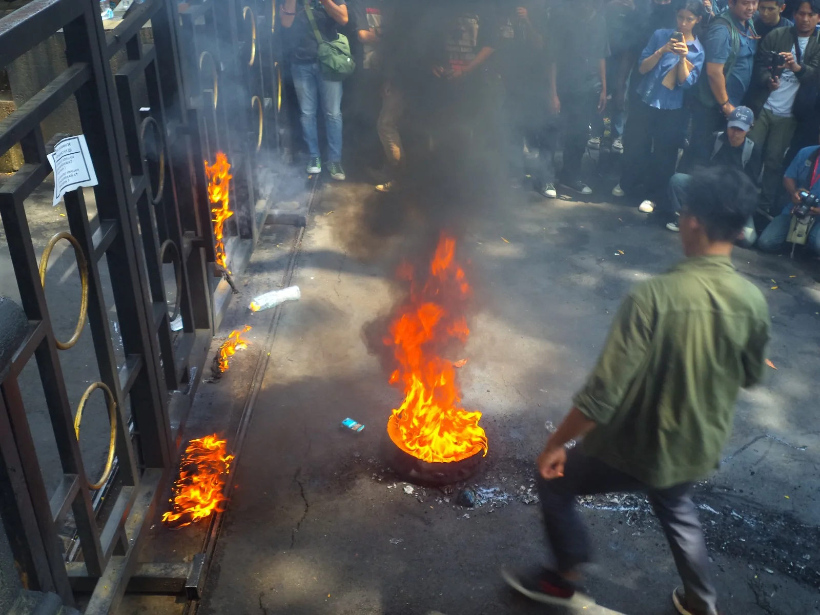 Aksi pembakaran di depan gerbang kantor DPRD Kota Malang (Foto: Muhammad Veri Adrianto I/Magang)