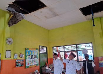 Bupati Malang, Sanusi saat meninjau ruang kelas rusak di Poncokusumo. Foto: Aisyah Nawangsari Putri