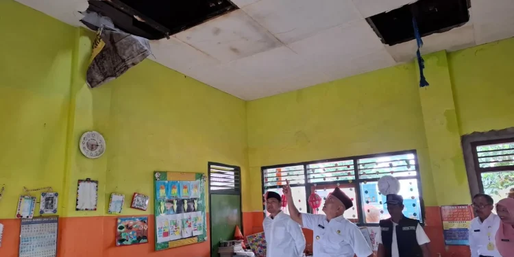 Bupati Malang, Sanusi saat meninjau ruang kelas rusak di Poncokusumo. Foto: Aisyah Nawangsari Putri
