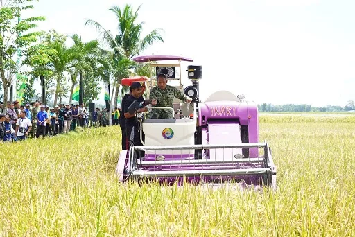 Pangdivif 2 Kostrad, Mayjen TNI Susilo mengoperasikan mesin combine harvester. Foto: Divif 2 Kostrad