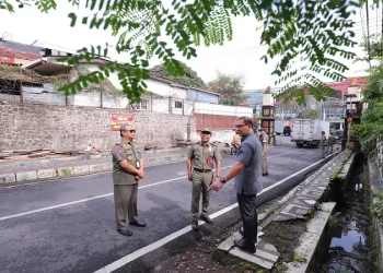 Pj Wali Kota Batu, Aries Agung Paewai, saat memimpin penertiban PKL di trotoar Balai Kota Among Tani. Foto: Prokopim KWB