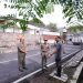 Pj Wali Kota Batu, Aries Agung Paewai, saat memimpin penertiban PKL di trotoar Balai Kota Among Tani. Foto: Prokopim KWB