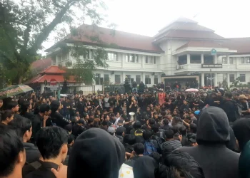 Ketua DPRD Kota Malang, Amithya Ratnanggani, menemui dan berdialog dengan massa aksi. (Foto/M Sholeh)