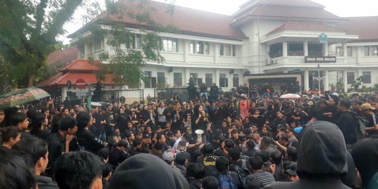 Ketua DPRD Kota Malang, Amithya Ratnanggani, menemui dan berdialog dengan massa aksi. (Foto/M Sholeh)