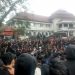 Ketua DPRD Kota Malang, Amithya Ratnanggani, menemui dan berdialog dengan massa aksi. (Foto/M Sholeh)