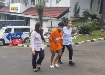 Petugas menggelandang tersangka perdagangan orang calon PMI. (Foto/M Sholeh)