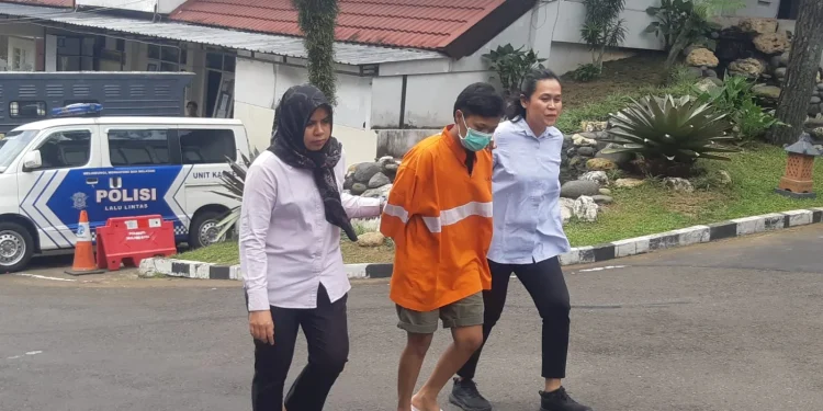 Petugas menggelandang tersangka perdagangan orang calon PMI. (Foto/M Sholeh)