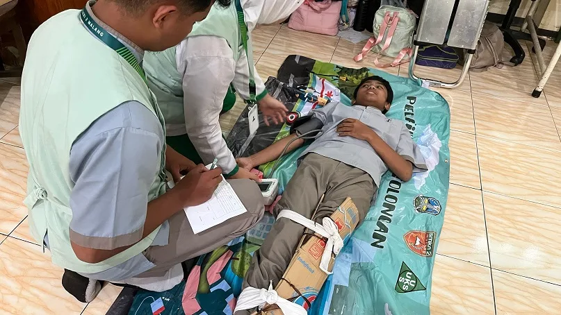 Simulasi mitigasi bencana alam gempa bumi di SMKN 2 Malang. (Foto/M Sholeh)