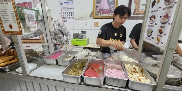 Kedai Ronde Titoni salah satu tempat menikmati ronde yang cukup legendaris di Kota Malang./Foto: Google Review Ronde Titoni/Nikolaust Aprydza