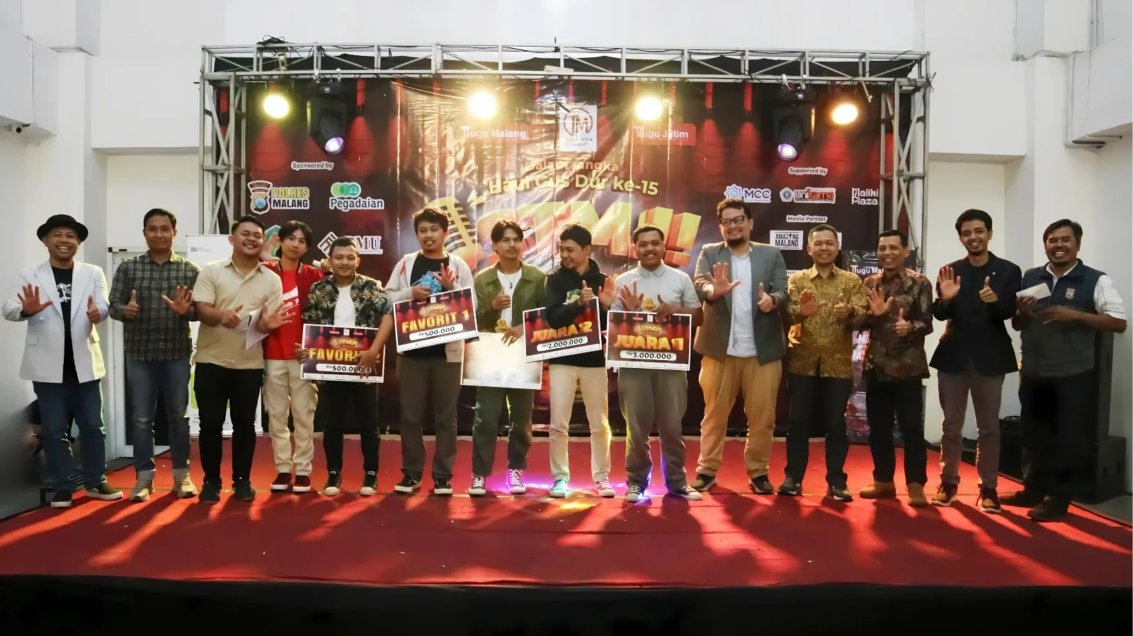 Penyerahan piala dan hadiah kepada para finalis STMJ 2025./Foto: Tugumalang.id/Rubianto.