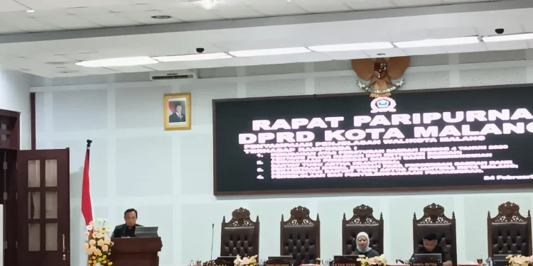 Wakil Wali Kota Malang, Ali Muthohirin memaparkan Penjelasan Wali Kota Malang terhadap 4 Ranperda. (Foto/M Sholeh)