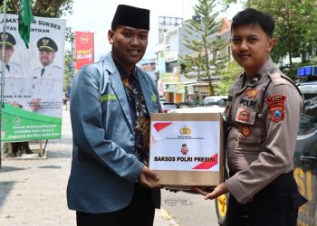 Penyaluran bantuan paket sembako Baksos Polri Presisi oleh Polres Batu. Foto: Azmy