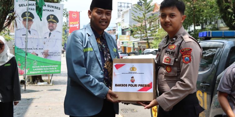Penyaluran bantuan paket sembako Baksos Polri Presisi oleh Polres Batu. Foto: Azmy