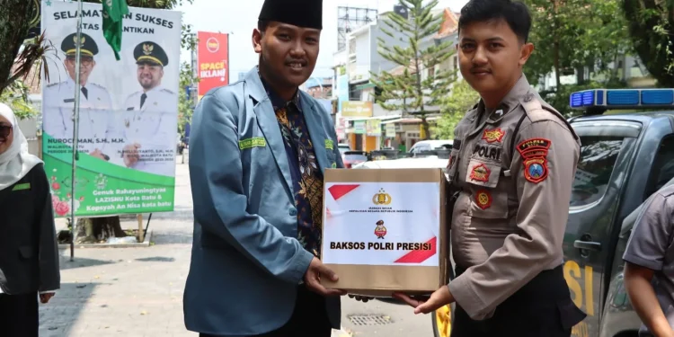 Penyaluran bantuan paket sembako Baksos Polri Presisi oleh Polres Batu. Foto: Azmy