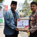 Penyaluran bantuan paket sembako Baksos Polri Presisi oleh Polres Batu. Foto: Azmy
