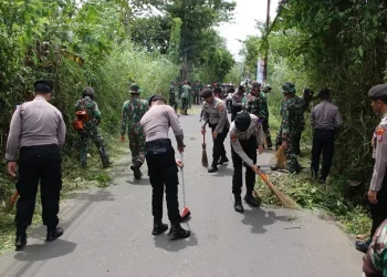 Kegiatan karya bakti TNI-Polri dalam rangka HUT ke-64 Kostrad. (Foto/dok.)