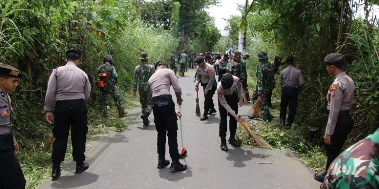 Kegiatan karya bakti TNI-Polri dalam rangka HUT ke-64 Kostrad. (Foto/dok.)
