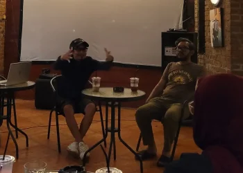 Diskusi setelah kegiatan nobar film ‘Bendera Sobek’ di Indrokilo Art Space. (Foto: Hailatun Nada/Magang)