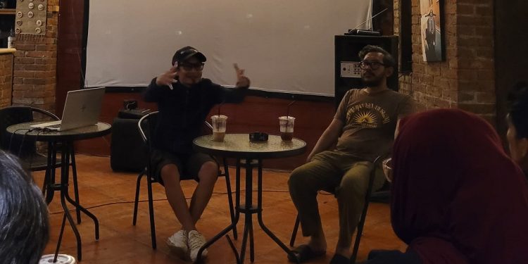 Diskusi setelah kegiatan nobar film ‘Bendera Sobek’ di Indrokilo Art Space. (Foto: Hailatun Nada/Magang)