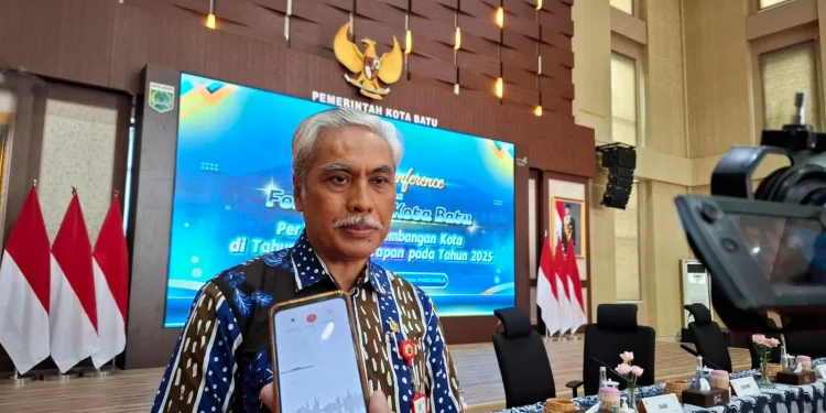 Kepala Dinas Pendidikan Kota Batu M. Chori, saat menjelaskan soal sistem PPDB Baru. Foto: Azmy