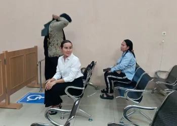 Isa Zega (kemeja putih) saat menjalani sidang di PN Kepanjen. Foto: istimewa