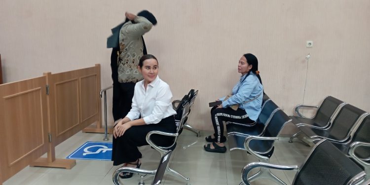Isa Zega (kemeja putih) saat menjalani sidang di PN Kepanjen. Foto: istimewa