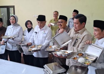 Budi Arie meninjau menu MBG di dapur SPPG An Nur. Foto: Aisyah Nawangsari Putri