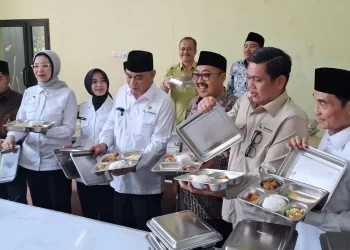 Budi Arie meninjau menu MBG di dapur SPPG An Nur. Foto: Aisyah Nawangsari Putri