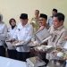 Budi Arie meninjau menu MBG di dapur SPPG An Nur. Foto: Aisyah Nawangsari Putri