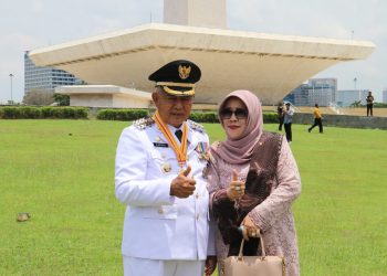 Bupati Malang, Sanusi bersama istri usai pelantikan kepala daerah. Foto: Pemkab Malang