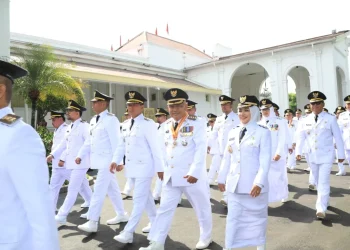 Bupati Malang dan Wakil Bupati Malang berjalan menuju lokasi pelantikan. Foto: dok.