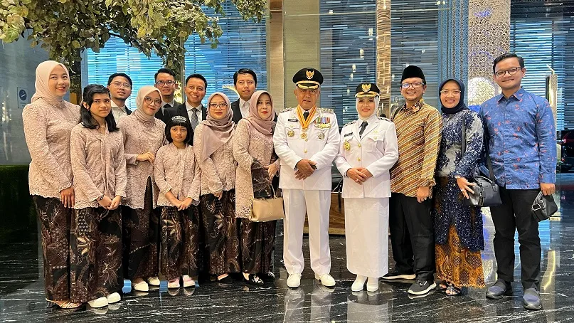 Sanusi dan Lathifah Shohib bersama keluarga usai pelantikan. Foto: Pemkab Malang