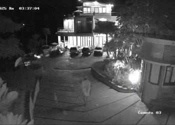 Tangkapan layar pencuri bersajam berjalan santai masuk dan satroni villa di Kota Batu. Foto: Istimewa
