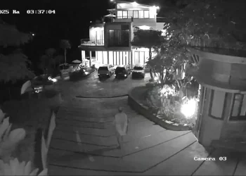 Tangkapan layar pencuri bersajam berjalan santai masuk dan satroni villa di Kota Batu. Foto: Istimewa