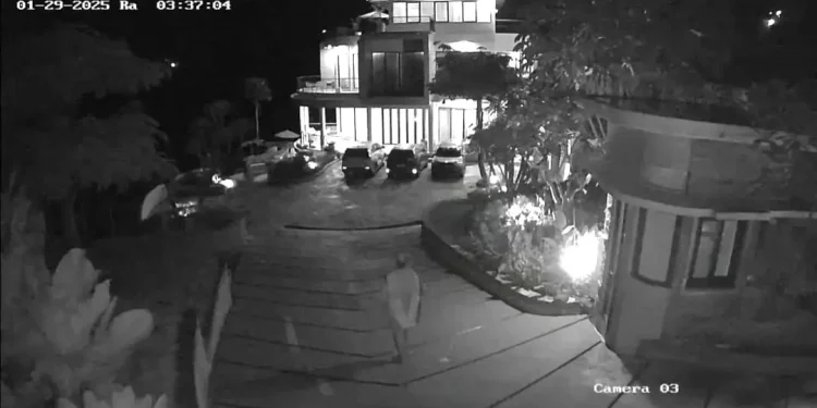 Tangkapan layar pencuri bersajam berjalan santai masuk dan satroni villa di Kota Batu. Foto: Istimewa