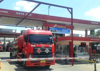 Armada truk tangki BBM di Depo Pertamina Malang. (Foto/M Sholeh)
