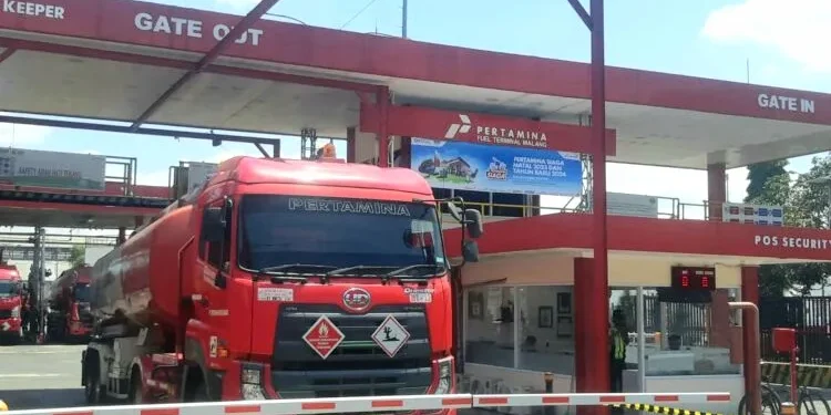 Armada truk tangki BBM di Depo Pertamina Malang. (Foto/M Sholeh)